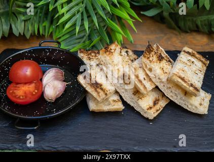 Un tipico servizio di pane con pomodoro e maionese all'aglio Foto Stock