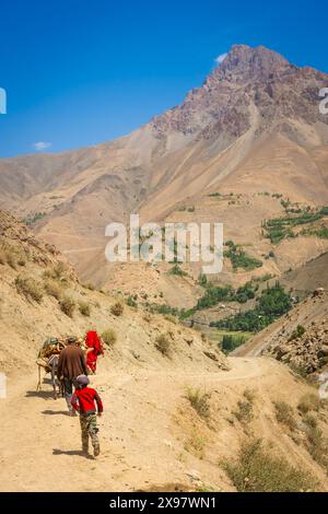 Haft Kul, Tagikistan, 21 agosto 2023: Famiglia con asini nei monti Fann Foto Stock