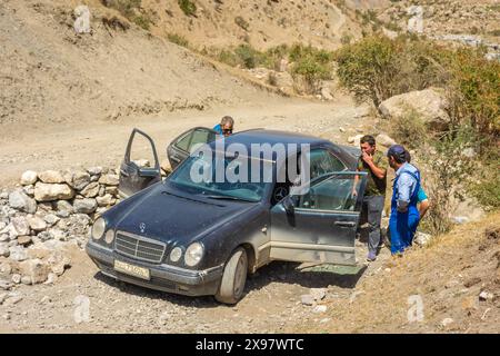 Haft Kul, Tagikistan, 21 agosto 2023: Macchina rotta nei Monti Fann Foto Stock