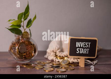 Finanza e business concept. Su sfondo grigio, una cerniera rossa svanisce, su una superficie bianca l'iscrizione - INVESTE START Foto Stock