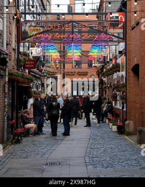 Persone sedute a parlare bevendo fuori dal popolare bar pub di Belfast, il Duke of York Commercial Court Cathedral Quarter Belfast. Foto Stock