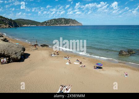 Aigues Blanques, Santa Eulalia des Riu, Ibiza, Spagna: 2015 14 giugno: Panorama sulla spiaggia di Aigues Blanques a Ibiza nel 2024. Foto Stock