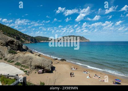 Aigues Blanques, Santa Eulalia des Riu, Ibiza, Spagna: 2015 14 giugno: Panorama sulla spiaggia di Aigues Blanques a Ibiza nel 2024. Foto Stock