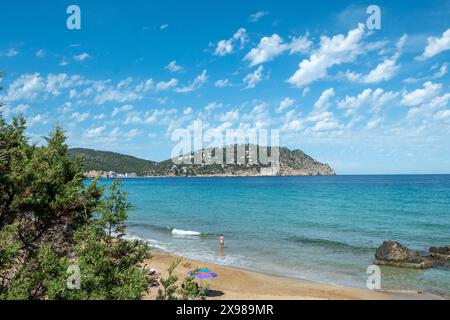 Aigues Blanques, Santa Eulalia des Riu, Ibiza, Spagna: 2015 14 giugno: Panorama sulla spiaggia di Aigues Blanques a Ibiza nel 2024. Foto Stock