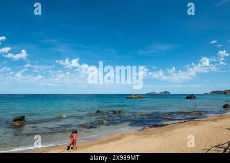 Aigues Blanques, Santa Eulalia des Riu, Ibiza, Spagna: 2015 14 giugno: Panorama sulla spiaggia di Aigues Blanques a Ibiza nel 2024. Foto Stock