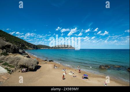 Aigues Blanques, Santa Eulalia des Riu, Ibiza, Spagna: 2015 14 giugno: Panorama sulla spiaggia di Aigues Blanques a Ibiza nel 2024. Foto Stock