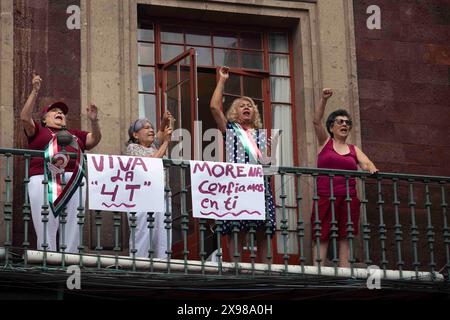 Città del Messico, città del Messico, Messico. 29 maggio 2024. I sostenitori del partito MORENA assistono alla chiusura della campagna da un balcone della dottoressa Claudia Sheinbaum Pardo, candidata alla presidenza della Repubblica del Messico con il partito MORENA. (Credit Image: © Luis e Salgado/ZUMA Press Wire) SOLO PER USO EDITORIALE! Non per USO commerciale! Foto Stock