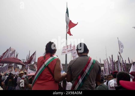 Città del Messico, città del Messico, Messico. 29 maggio 2024. Sostenitori del partito MORENA che hanno partecipato alla chiusura della campagna della dottoressa Claudia Sheinbaum Pardo, candidata alla presidenza della Repubblica del Messico con il partito MORENA. (Credit Image: © Luis e Salgado/ZUMA Press Wire) SOLO PER USO EDITORIALE! Non per USO commerciale! Foto Stock