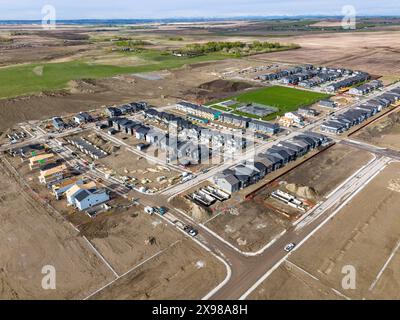 Ripresa aerea di nuova costruzione con strade residenziali che si affacciano sulla contea di Rocky View ad Airdrie, Alberta, Canada Foto Stock