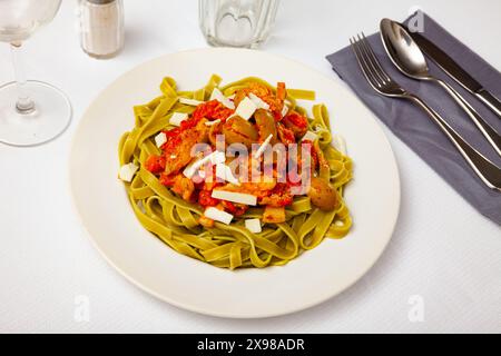 Tagliatelle di spinaci italiani con salsa di pomodoro Foto Stock