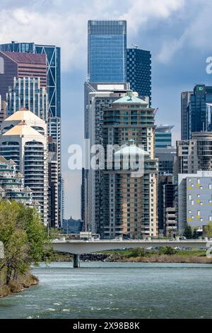 Calgary, Alberta Canada, 24 maggio 2024: Vista del paesaggio urbano del centro che si affaccia sull'arco e sui ponti di una città canadese. Foto Stock