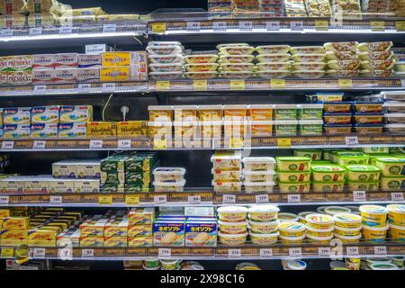 Vasche e confezioni di burro, margarina e spalmabili su uno scaffale di un supermercato in Thailandia Foto Stock