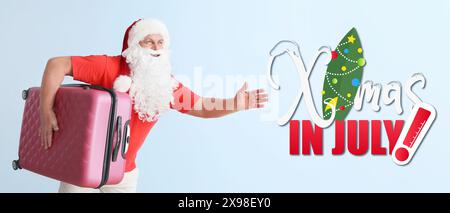 Corsa di Babbo Natale con bagagli su sfondo chiaro. Natale a luglio Foto Stock