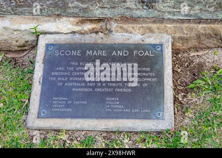 Scone, città di campagna australiana nella regione di Hunter con targa per la statua del Mare e del Foal nel centro della città, NSW, Australia Foto Stock