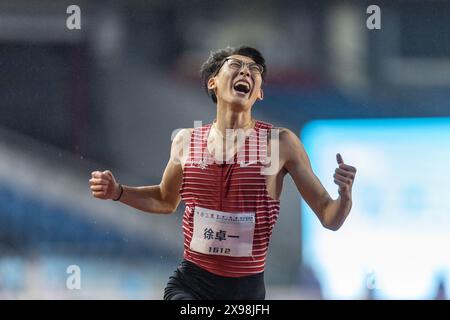 Pechino, Cina. 29 maggio 2024. Xu Zhuoyi della Cina festeggia dopo aver vinto la finale maschile di 110 m ostacoli al Gran Premio Nazionale di atletica leggera 2024 (5°) a Chongqing, nel sud-ovest della Cina, il 29 maggio 2024. Crediti: Huang Wei/Xinhua/Alamy Live News Foto Stock