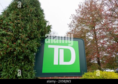 Primo piano del logo TD Bank in una delle filiali di Philadelphia, Pennsylvania, USA, 4 novembre 2023. Foto Stock