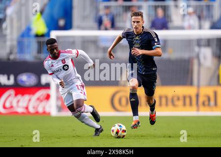 Chester, Pennsylvania, Stati Uniti. 29 maggio 2024. Il difensore dell'Unione di Filadelfia Jack Elliott (3) controlla il pallone durante il primo tempo di un match MLS contro il Toronto FC al Subaru Park di Chester, Pennsylvania. Kyle Rodden/CSM/Alamy Live News Foto Stock