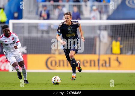 Chester, Pennsylvania, Stati Uniti. 29 maggio 2024. Il difensore dell'Unione di Filadelfia Jack Elliott (3) controlla il pallone durante il primo tempo di un match MLS contro il Toronto FC al Subaru Park di Chester, Pennsylvania. Kyle Rodden/CSM/Alamy Live News Foto Stock