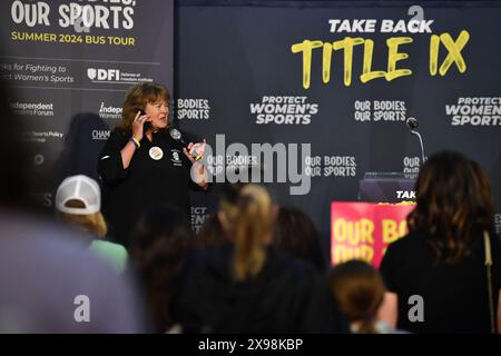 Scranton, Stati Uniti. 29 maggio 2024. Barbara Ehardt, ex allenatrice e giocatrice di basket della NCAA e attuale membro della camera dei rappresentanti dell'Idaho, parla del titolo IX. Il tour in autobus Take Back Title IX ha fatto la sua prima tappa a Scranton, Pennsylvania. Al rally hanno parlato donne colpite da atleti Trans che partecipano a Women's Sports. La folla era per lo più donne e ragazze. (Foto di Aimee Dilger/SOPA Images/Sipa USA) credito: SIPA USA/Alamy Live News Foto Stock