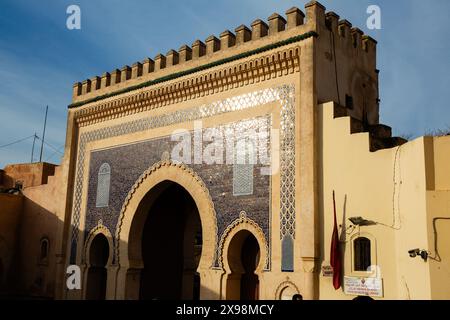 Bab Boujloud, una magnifica porta cittadina con piastrelle blu zellige che porta alla vecchia medina di FES, Marocco Foto Stock