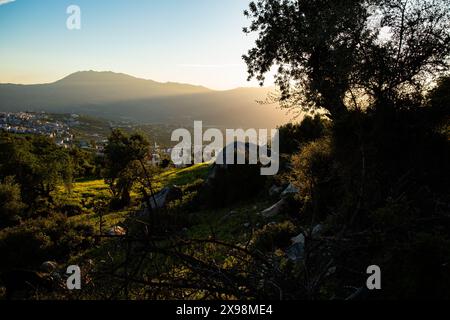 Vista dai monti del Rif , escursioni nelle fattorie rurali intorno a Chefchaouen, Marocco Foto Stock