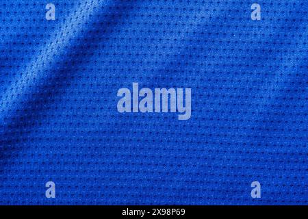 Maglia da calcio in tessuto blu con sfondo a maglia d'aria Foto Stock