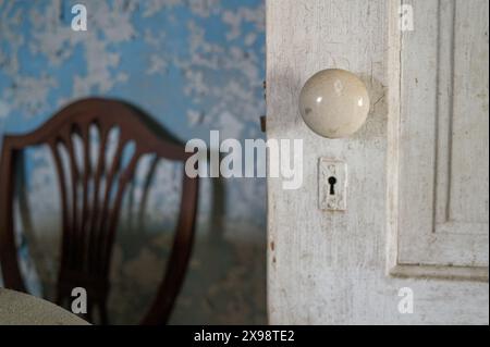 Sala da pranzo in una vecchia casa abbandonata Foto Stock