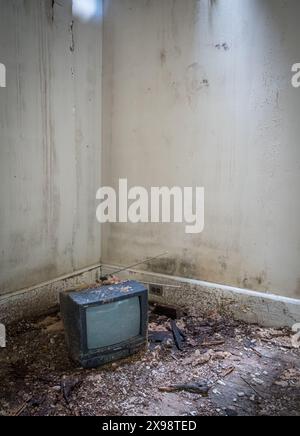 Lone TV in una casa abbandonata Foto Stock