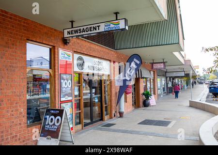 Centro città di Scone, città regionale di campagna australiana nella regione di Hunter, edicola e altri negozi, New South Wales, Australia Foto Stock