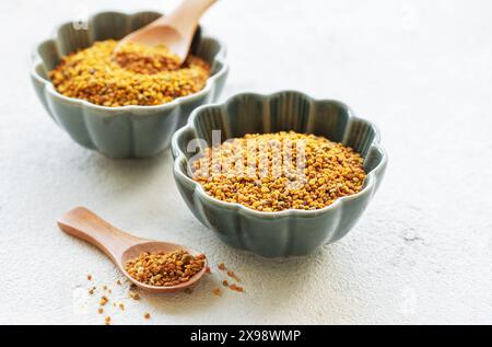 Cereali sani di polline d'api. Polline d'api su ciotole di ceramica Foto Stock