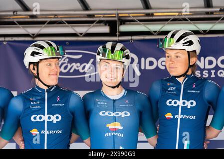 Piloti del Team Coop Repsol alla Ford RideLondon Classique 2024 gara ciclistica femminile WorldTour tappa due a Maldon, Essex, Regno Unito. Foto Stock