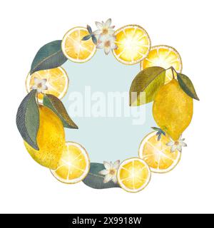 Elegante ghirlanda di limone ad acquerello con fette, foglie e fiori sullo sfondo di un cerchio blu. Design fresco, vivace e estivo. Oggetto isolato su sfondo bianco. Foto Stock