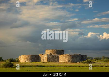 Il castello di Camber Sands è immerso nella luce dell'ora dorata nei pressi di Rye East Sussex, Inghilterra sud-orientale, Regno Unito Foto Stock