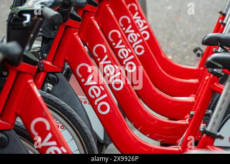 Primo piano di una fila di diverse biciclette C.velo. C.vélo è il sistema di noleggio di biciclette self-service e a lungo termine di Clermont-Ferrand, Francia Foto Stock