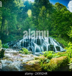 Splendida cascata di sorgente Dokuzak a Strandzha Mountain, Bulgaria. Montagna di Strandja, cascata nella foresta. Magnifico paesaggio vicino a Burgas Foto Stock