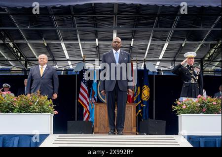 Annapolis, Stati Uniti. 24 maggio 2024. U. Il segretario alla difesa Lloyd Austin, al centro, si trova con il segretario alla Marina Carlos del Toro, a sinistra, e il comandante del corpo dei Marines generale Eric Smith durante gli anni '90. S Naval Academy cerimonia di laurea e di messa in servizio presso il Navy-Marine Corps Memorial Stadium, 24 maggio 2024, ad Annapolis, Maryland. Credito: MC3 William Bennett IV/U.S. Navy/Alamy Live News Foto Stock