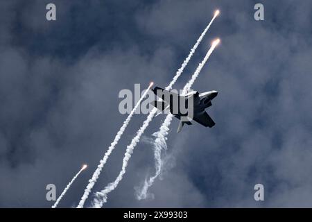 Un F-35A Lightning II della U.S. Air Force assegnato all'F-35A Lightning II Demonstration Team si esibisce all'Air and Sea Air Show sopra Miami Beach, Flori Foto Stock
