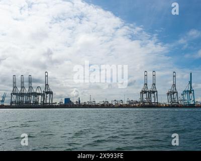 Rotterdam, Paesi Bassi - 4 agosto 2023: Vista panoramica sugli enormi moli di Europoort. Foto Stock