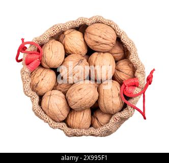 Noci nelle loro conchiglie, in un sacco gunny aperto. Semi secchi non sgusciati di noce comune Juglans regia. Noci intere con conchiglie, utilizzate come snack, ecc. Foto Stock