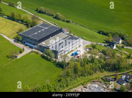 Luftbild, Sven Wüllner Straßenbau, Tiefbau und Galabau, Gebäude mit Solardach, Baustelle, AM Löhn, Wenholthausen, Eslohe, Sauerland, Nordrhein-Westfalen, Deutschland ACHTUNGxMINDESTHONORARx60xEURO *** foto aerea, Sven Wüllner costruzione di strade, ingegneria civile e paesaggistica, costruzione con tetto solare, cantiere, am Löhn, Wenholthausen, Eslohe, Sauerland, Renania settentrionale-Vestfalia, Germania ATTENTIONxMINDESTHONORARx60xEURO Foto Stock