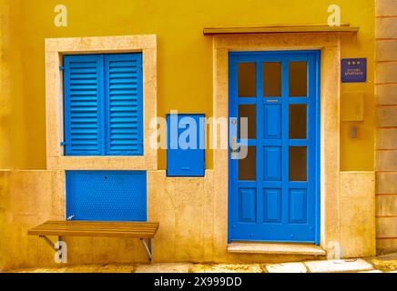 Porta blu e persiane sul muro di pietra ingresso all'appartamento Rovigno Croazia Istria Foto Stock