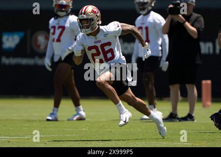 29 maggio 2024; Santa Clara, CA, Stati Uniti; il cornerback dei San Francisco 49ers Chase Lucas (26) corre durante le attività organizzate del team presso il SAP Performance Center vicino al Levi's Stadium. Foto: Stan Szeto - immagine dello sport Foto Stock