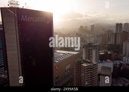 Caracas, Venezuela - 2 novembre 2023: Il grattacielo Mercantil è visto in piedi accanto alla David Tower. Il grattacielo doveva diventare la simbiosi Foto Stock