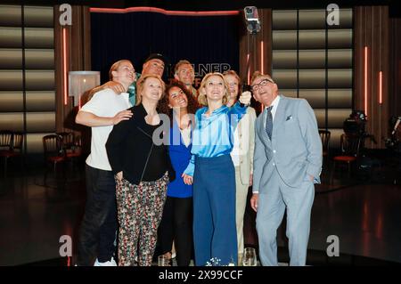 Gabriel Kelly, Elke Heidenreich, Ramon Ademes, Domitila Barros, Micky Beisenherz, Susan Link, Isabell Werth und Götz Alsmann bei der Aufzeichnung der WDR-Talkshow Kölner Treff im WDR Studio BS 3. Köln, 29.05.2024 *** Gabriel Kelly, Elke Heidenreich, Ramon Ademes, Domitila Barros, Micky Beisenherz, Susan Link, Isabell Werth e Götz Alsmann alla registrazione del talk show WDR Kölner Treff al WDR Studio BS 3 Colonia, 29 05 2024 foto:XR.xSchmiegeltx/xFuturexImagex koelner treff2905 4503 Foto Stock