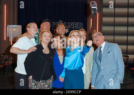 Gabriel Kelly, Elke Heidenreich, Ramon Ademes, Domitila Barros, Micky Beisenherz, Susan Link, Isabell Werth und Götz Alsmann bei der Aufzeichnung der WDR-Talkshow Kölner Treff im WDR Studio BS 3. Köln, 29.05.2024 *** Gabriel Kelly, Elke Heidenreich, Ramon Ademes, Domitila Barros, Micky Beisenherz, Susan Link, Isabell Werth e Götz Alsmann alla registrazione del talk show WDR Kölner Treff al WDR Studio BS 3 Colonia, 29 05 2024 foto:XR.xSchmiegeltx/xFuturexImagex koelner treff2905 4504 Foto Stock