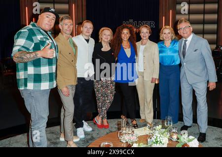 Ramon Ademes, Micky Beisenherz, Gabriel Kelly, Elke Heidenreich, Domitila Barros, Isabell Werth, Susan Link und Götz Alsmann bei der Aufzeichnung der WDR-Talkshow Kölner Treff im WDR Studio BS 3. Köln, 29.05.2024 *** Ramon Ademes, Micky Beisenherz, Gabriel Kelly, Elke Heidenreich, Domitila Barros, Isabell Werth, Susan Link e Götz Alsmann alla registrazione del talk show WDR Kölner Treff al WDR Studio BS 3 Colonia, 29 05 2024 foto:XR.xSchmiegeltx/xFuturexImagex koelner treff2905 4501 Foto Stock