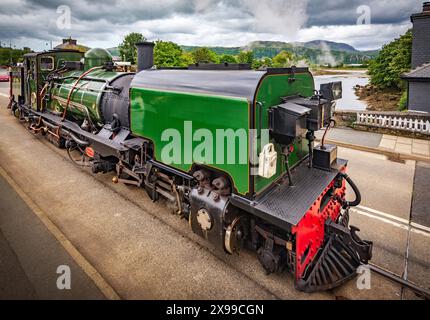 Ex-classe SAR NGG16 Garratt loco arrivando a Porthmadog Harbour in Gwynedd Nord Galles il Welsh Highland Railway. Questa è stata l'ultima locomotiva buil Foto Stock