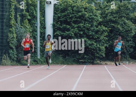 Stratford, Regno Unito. 26 maggio 2024. (Da sinistra a destra) Jacob Hockin di Harrogate Harriers A.C., Sean Appiah di Basildon A.C. e Geiovannie Sealy di Windsor Slough Eton e Hounslow A.C. in azione durante Heat 9 nella 200mm al Gran Premio di velocità di Stratford 2024. Crediti: George Tewkesbury/Alamy Live News Foto Stock