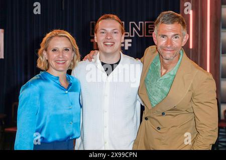 Susan Link, Gabriel Kelly e Micky Beisenherz bei der Aufzeichnung der WDR-Talkshow Kölner Treff im WDR Studio BS 3. Köln, 29.05.2024 *** Susan Link, Gabriel Kelly e Micky Beisenherz alla registrazione del talk show WDR Kölner Treff in WDR Studio BS 3 Colonia, 29 05 2024 foto:XR.xSchmiegeltx/xFuturexImagex koelner treff2905 4543 Foto Stock