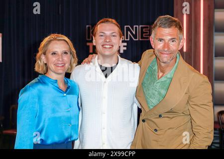 Susan Link, Gabriel Kelly e Micky Beisenherz bei der Aufzeichnung der WDR-Talkshow Kölner Treff im WDR Studio BS 3. Köln, 29.05.2024 *** Susan Link, Gabriel Kelly e Micky Beisenherz alla registrazione del talk show WDR Kölner Treff in WDR Studio BS 3 Colonia, 29 05 2024 foto:XR.xSchmiegeltx/xFuturexImagex koelner treff2905 4544 Foto Stock